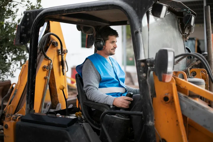 Leasing koparki gąsienicowej – nowe czy używane maszyny? Porównanie opłacalności