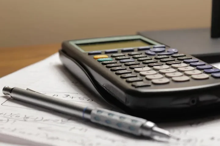 Czy powtórki online z matematyki są skuteczne? Porównanie tradycyjnych korepetycji z e-learningiem