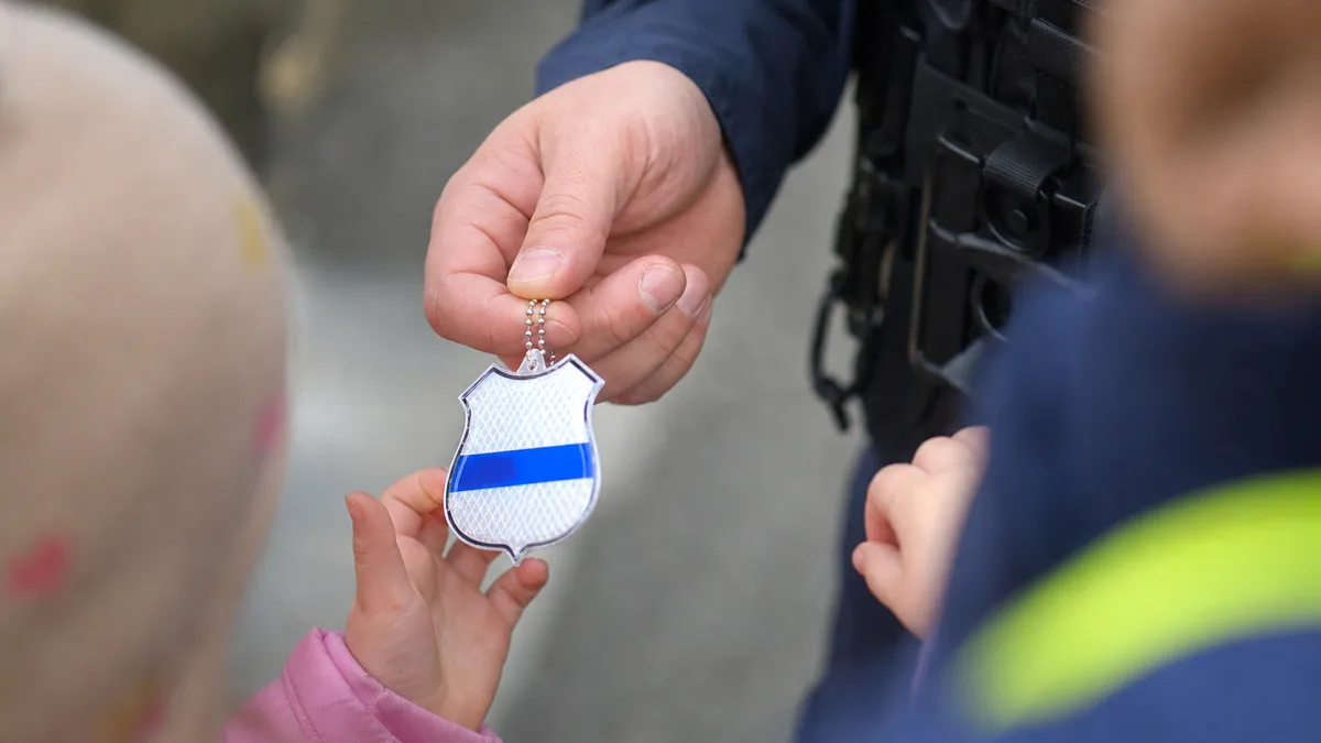 Policjant pojawił się wśród dzieci - nietypowa lekcja bezpieczeństwa w Świnnej Porębie