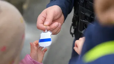 Policjant pojawił się wśród dzieci - nietypowa lekcja bezpieczeństwa w Świnnej Porębie