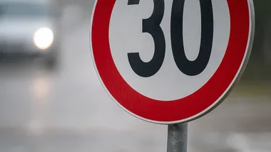 105 km/h w terenie zabudowanym. Kierowca Fiata stracił prawo jazdy