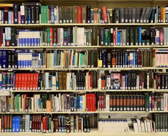 Wystawa terapii poprzez sztukę w Wadowickiej Bibliotece z pracami podopiecznych