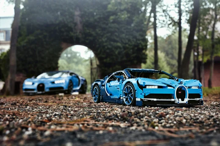 Model niebieskiego Bugatti z Lego Technic, największy model.