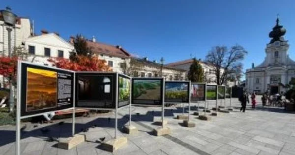Grafika promocyjna wydarzenia „Między Skawą a niebem” – wystawa plenerowa