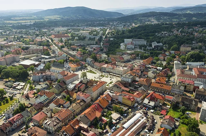 Obrazek przedstawia grafikę promocyjną wydarzenia Jednodniowa wycieczka: Wadowice, Kalwaria Zebrzydowska, Lanckorona