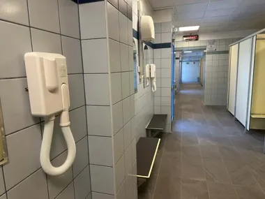 Na Delfinie przybyło suszarek, a kolejki po basenie mają wreszcie zniknąć