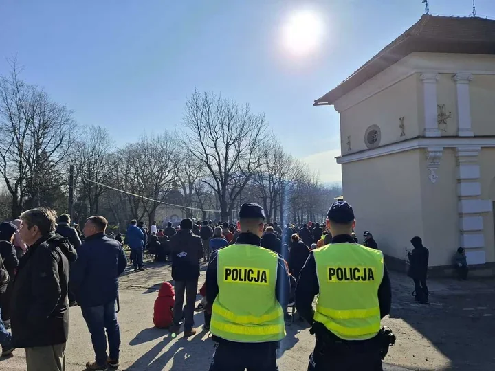 Tysiące wiernych w Kalwarii - policja nie dopuściła do chaosu
