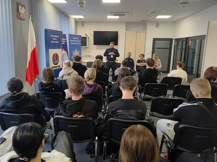 Uczniowie weszli do wadowickiej komendy - policjanci pokazali kulisy służby