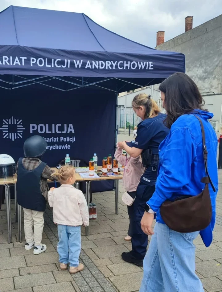 Mundurowi z Wadowic wyciągnęli rękę do dzieci. W Andrychowie policyjne stoisko okazało się hitem