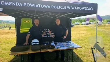 Regaty na Jeziorze Mucharskim, a obok policjanci i sprzęt służbowy