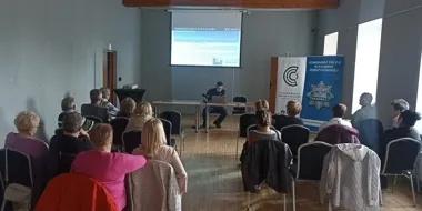 Seniorzy w Kalwarii usłyszeli ostrzeżenie od dzielnicowych