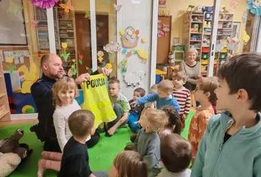 Policyjny sprzęt zrobił furorę w przedszkolu w Wysokiej