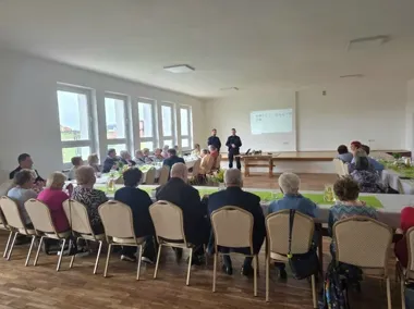 W Wyźrale policjanci pokazali seniorom, jak dziś działają oszuści