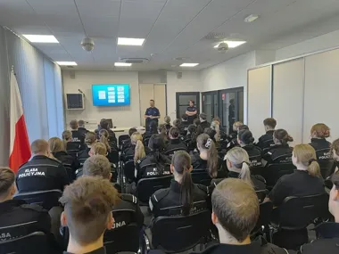 Mundurowa lekcja w Wadowicach - uczniowie zobaczyli komendę od środka