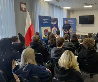 Uczniowie wrócili do komendy w Wadowicach i zajrzeli za kulisy służby