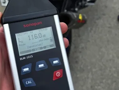 Motocyklista zagłuszył okolicę - sonometr 116 dB, mandaty 2600 zł