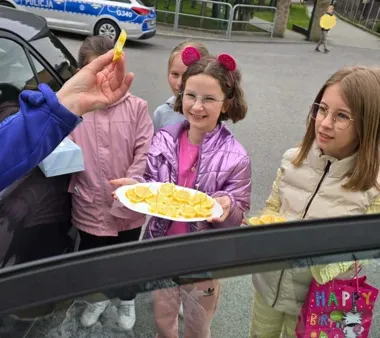 Jabłko za dobrą jazdę, cytryna za błąd - policja zaskoczyła kierowców w Kleczy Dolnej