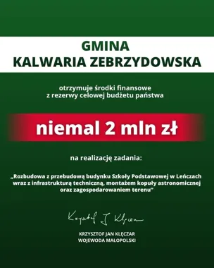 Grafika informacyjna gminy Kalwaria Zebrzydowska ogłaszająca przyznanie niemal 2 mln zł z rezerwy celowej budżetu państwa na rozbudowę szkoły w Leńczach.