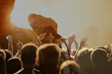 Bilet, winyl i koszulka - tak dziś naprawdę wspiera się artystów